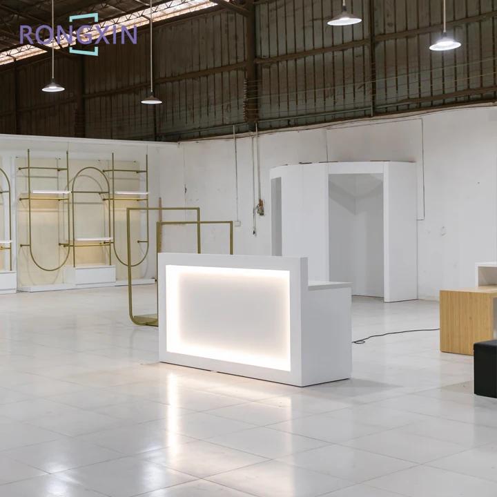Présentoir de vêtements moderne sur mesure, vitrine en bois pour boutique, aménagement intérieur de