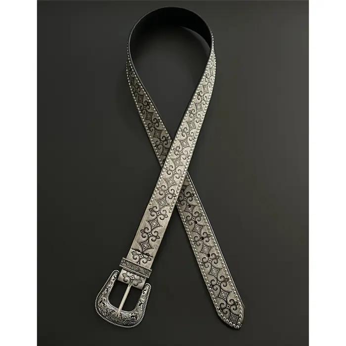 Ceinture en cuir cloutée à motifs vintage avec motifs floraux gris, texture haut de gamme, style hip