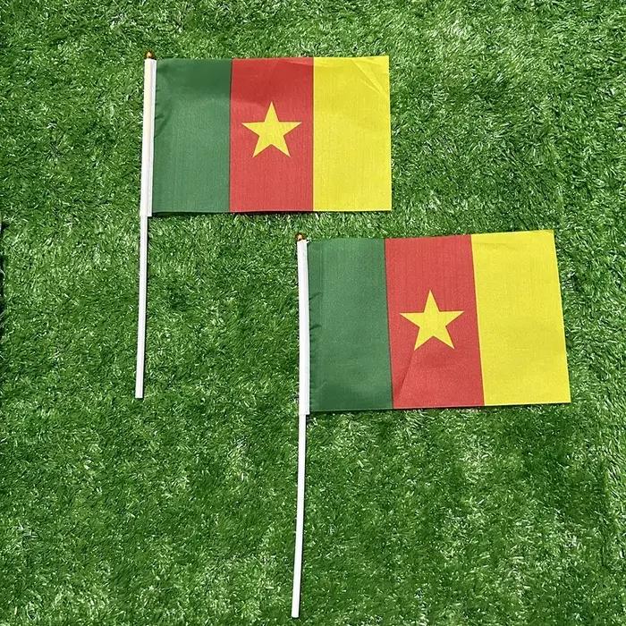 Drapeau à main du cameroun