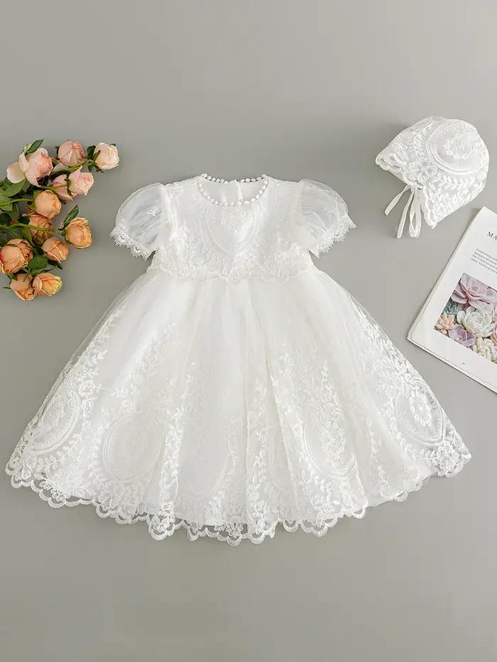 Robe de baptême blanche haute couture pour bébé fille avec dentelle élégante pour cérémonies et événements familiaux