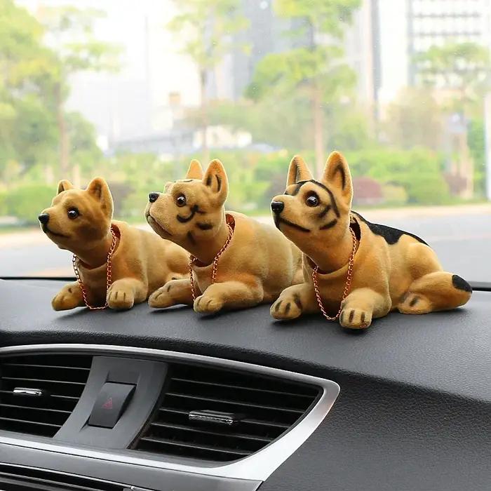 Ornement de voiture secouant le chien qui hoche la tête
