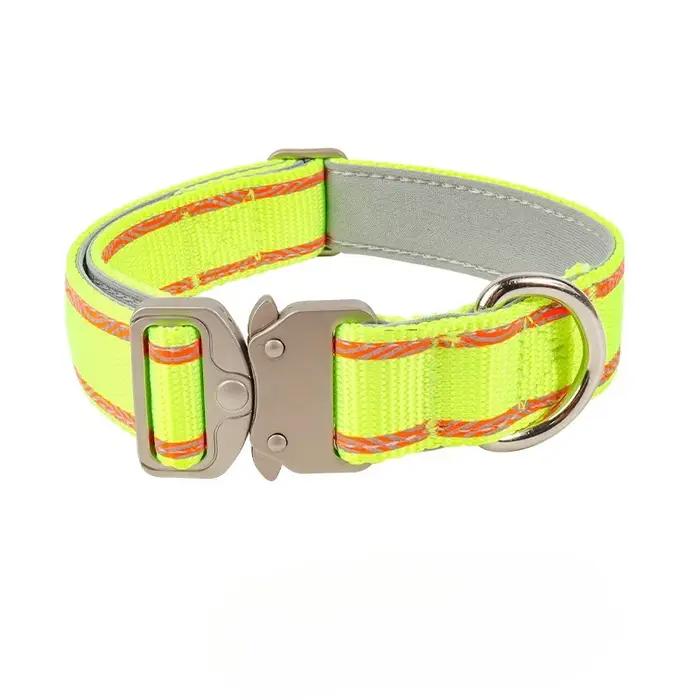 Collier anti-évasion réglable pour animaux de compagnie avec boucle pour la promenade en extérieur