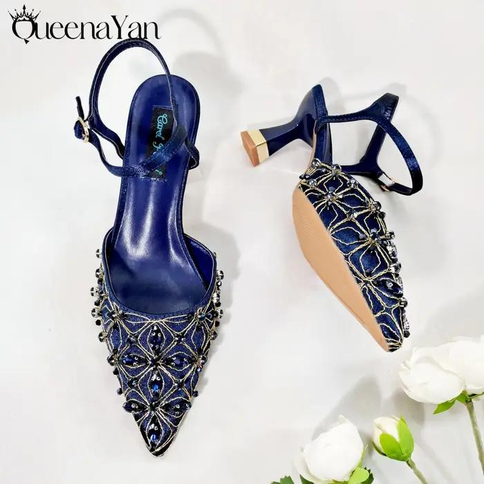 Queena Yan Le meilleur cadeau : Chaussures à bout pointu avec perles brodées au design doux Sandales