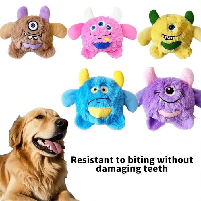 Un petit chien monstre en peluche