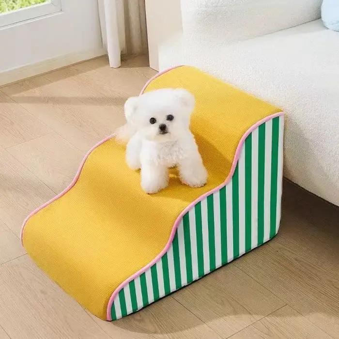 Rampe d'escalier pour chiens à rayures
