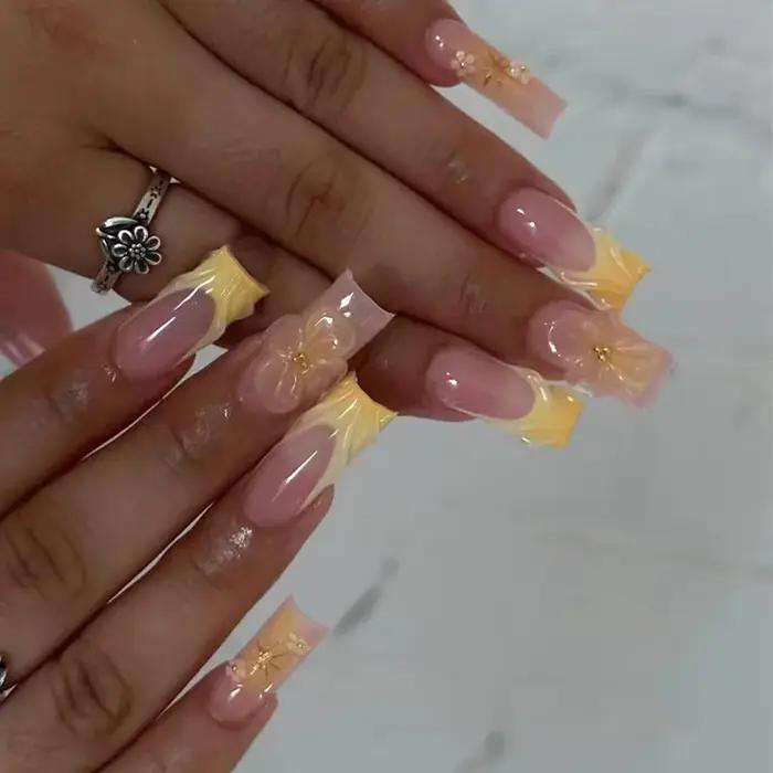 Faux ongles en forme de cercueil
