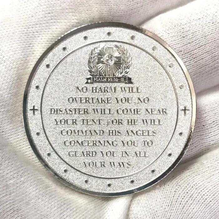 Pièce commémorative plaquée or chevalier plumes