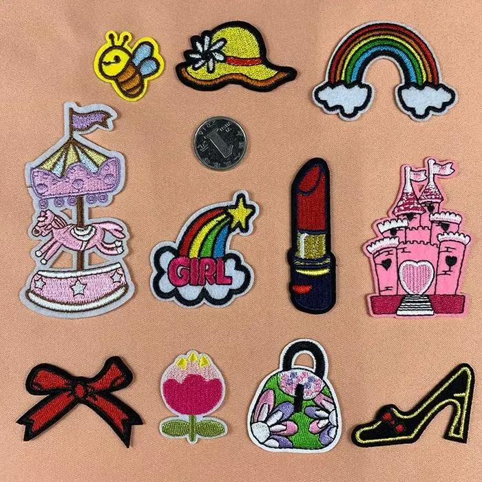 Autocollants en tissu brodés à la main pour vêtements d'enfants dessin animé personnalisables accessoires pour cartables et sacs à dos occasions spéciales
