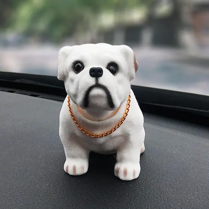 Poupée nidifie chien secouant la tête