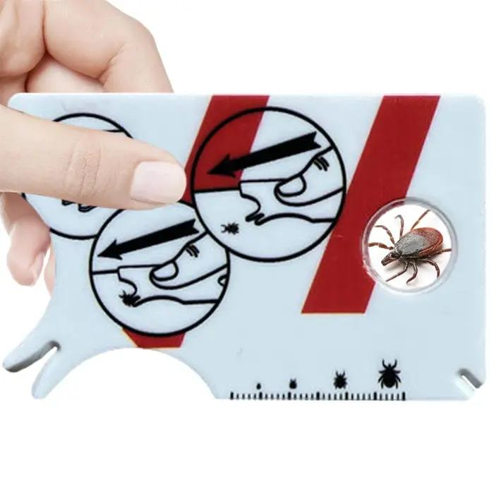 La carte à tiques avec loupe permettent un retrait facile