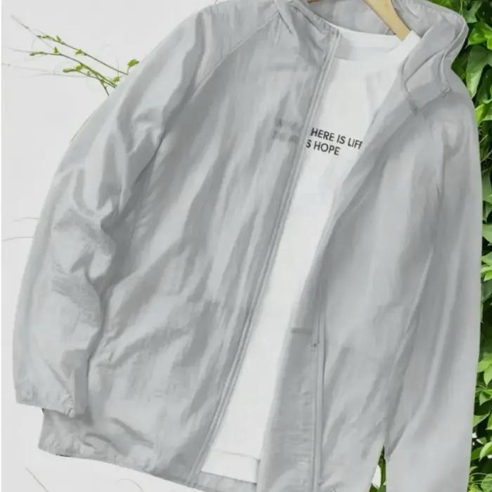 Veste de protection solaire d'été à capuche rafraîchissante pour femmes activités sportives et loisirs外出时保护皮肤的夏日防晒防风速干运动夹克女士轻便防紫外线防护衣
