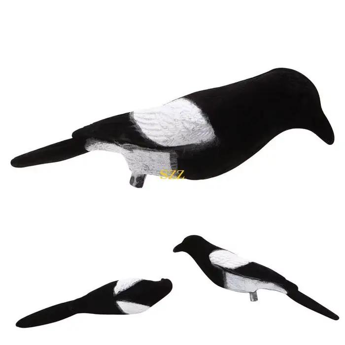 Leurre pie peint pour chasse au poste fixe avec appâts et appelants pour attirer les corvidés près de l'affût