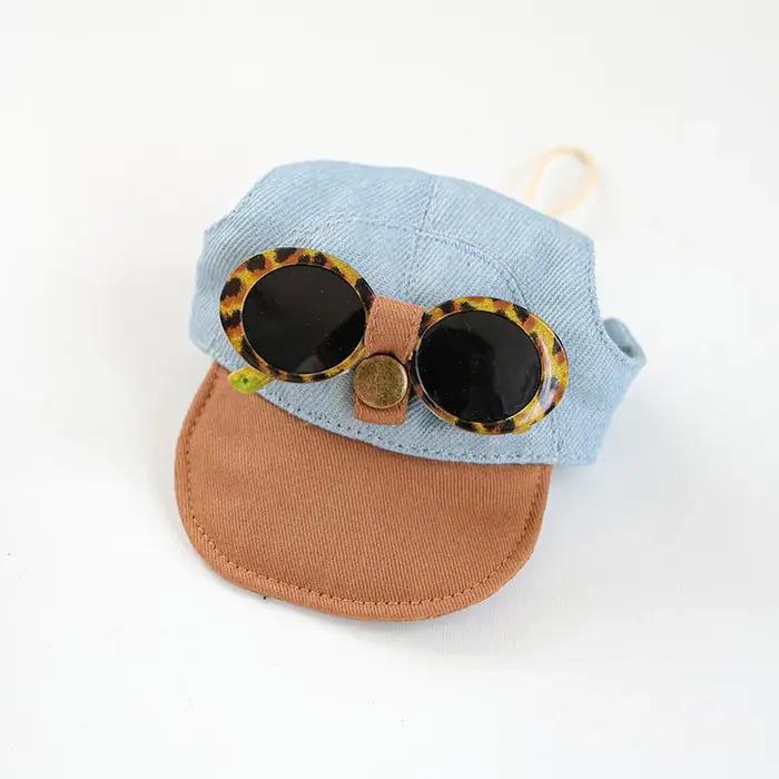 Casquette en jean pour chiens avec lunettes de soleil
