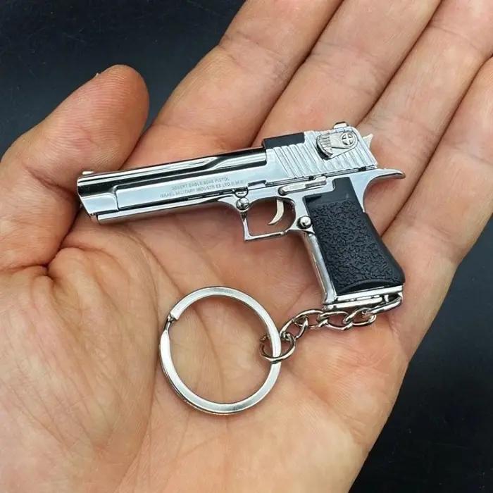 Porte-clés pistolet miniature Desert Eagle en alliage, échelle 1:4, modèle d'arme en métal, cadeau de Noël idéal pour adultes et enfants