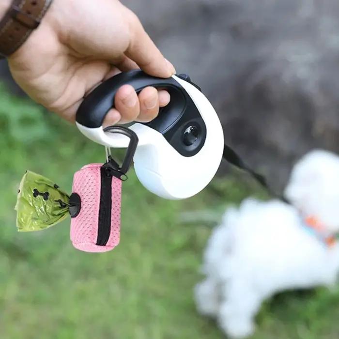 Distributeur de sacs à crottes pour chiens, support pratique et résistant, idéal pour maintenir un environnement propre lors des promenades en forêt ou au parc