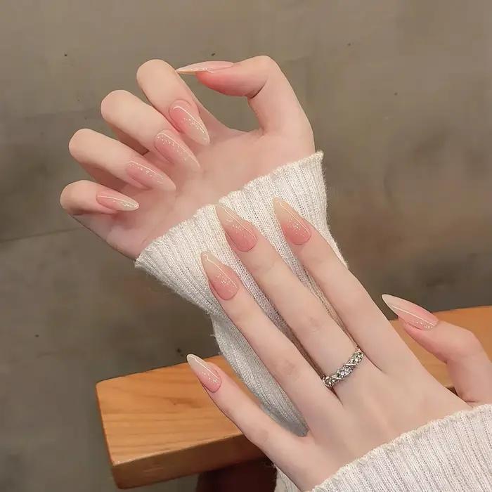 Faux ongles à presser en ABS de conception élégante pour femmes, avec diverses couleurs et motifs pour toutes les occasions