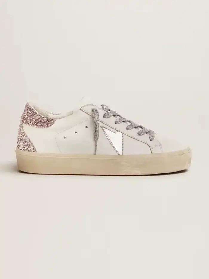 Baskets streetwear délavées, contraste de couleurs audacieux, look urbain