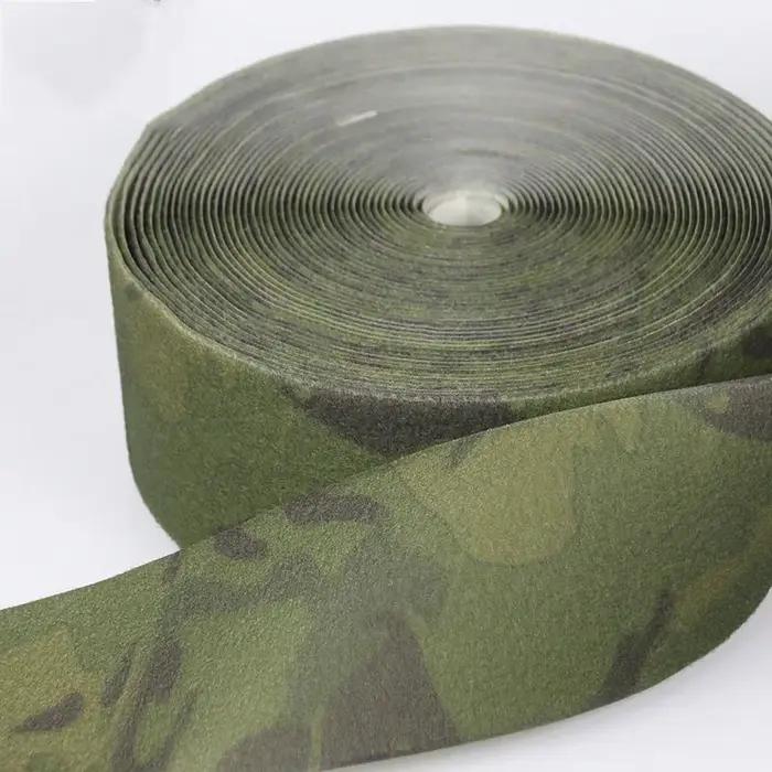 Adhésif velcro camouflage 10x100cm pour fixation d'équipements sur vêtements et casques chasse