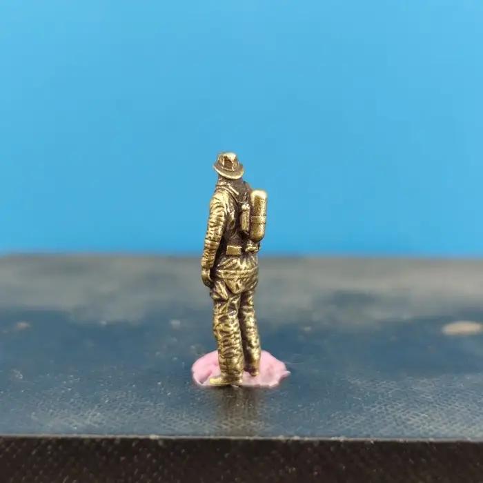 Figurines d'action des forces spéciales de pompier en laiton