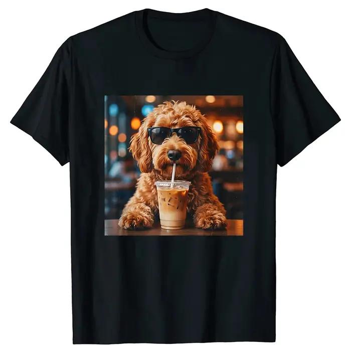 T-shirt drôle à manches courtes avec un chien Goldendoodle buvant un café glacé et portant des lunettes de soleil, vêtement streetwear pour hommes et femmes.