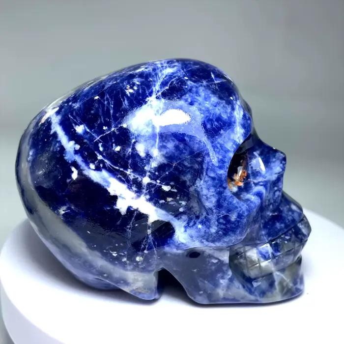 Une grande pierre de sodalite en forme de crâne