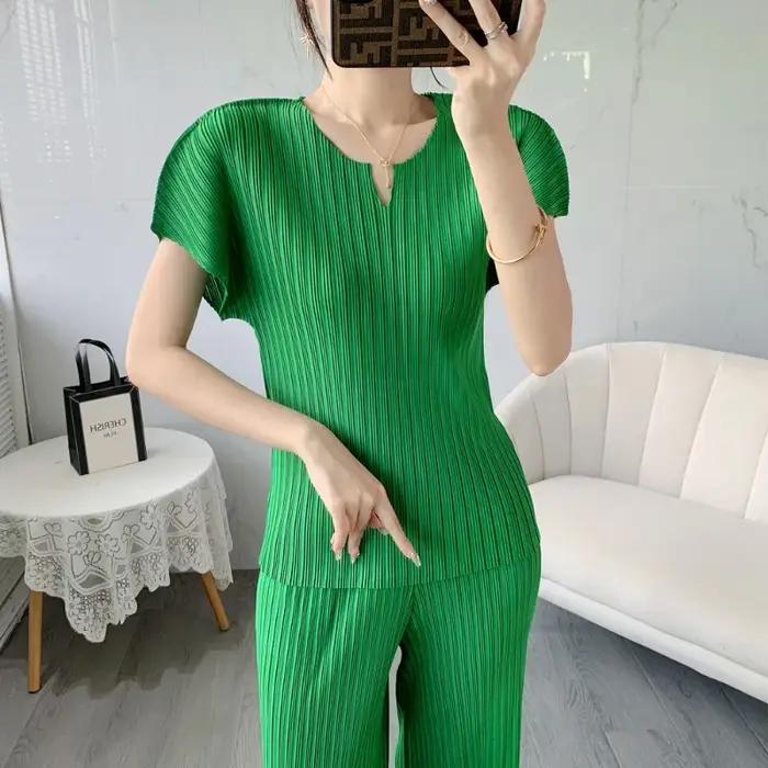 Miyake mode été plissé à manches courtes 2025 Miyake femmes rétro couleur unie vêtements décontracté mince tempérament plissé T-shirt