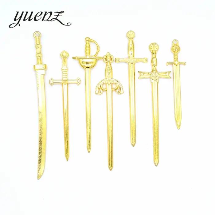 Charms d'épée médiévale pour la fabrication de bijoux avec style vintage et couleurs variées pour occasions spéciales