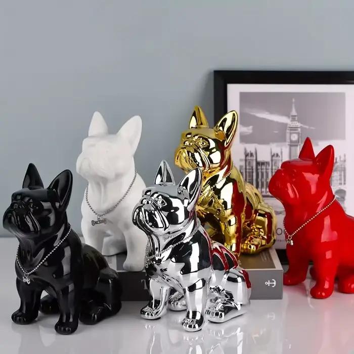 Statue de bouledogue français assis en résine avec collier en métal pour décoration de maison intérieure salon cuisine occasions spéciales