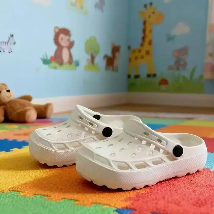 Sabots roses découpés pour filles