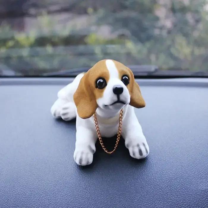Ornement de voiture secouant le chien qui hoche la tête