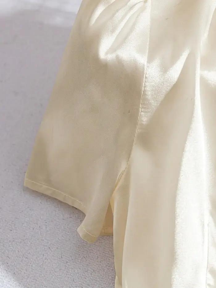 Blazer chic en satin blanc à volants, col à revers, manches courtes, boutons nœud dorés – Polyvalent