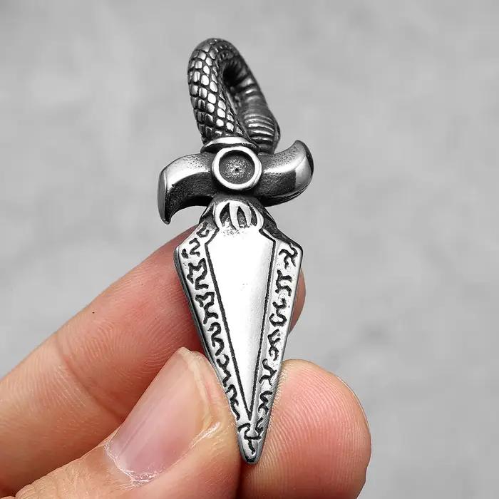 Colliers avec poignard serpent en acier inoxydable pour hommes et femmes