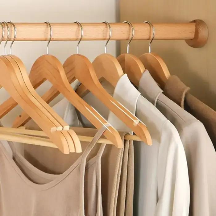 Porte-vêtements pour adultes avec 2/4 cintres en bois massif