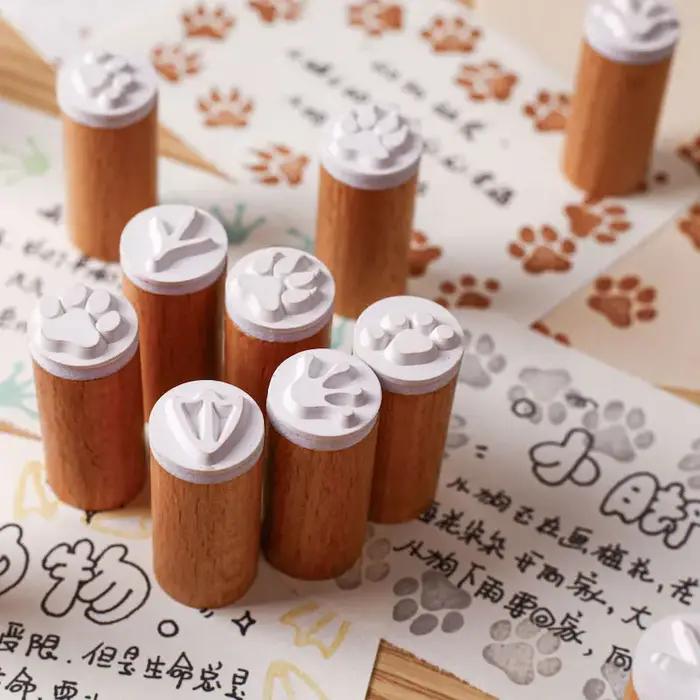 Timbre imprimé patte de chat