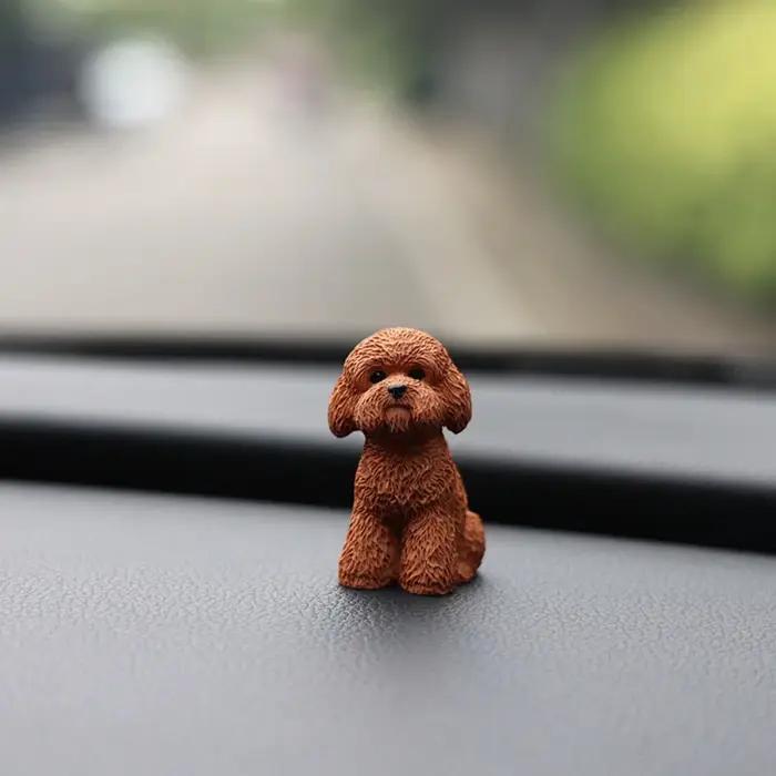 Figurines de chien caniche en résine