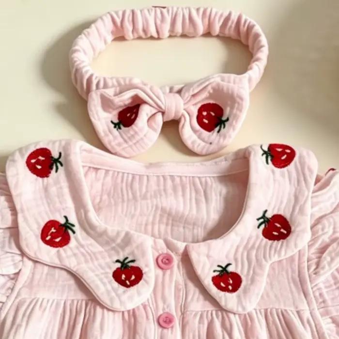 Combinaison en gaze de coton 100% avec motif fraises pour filles 0-24 mois été style mignon sans manches à volants pour photos et sorties familiales
