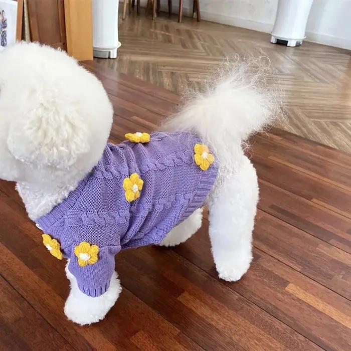 Pull chien mignon violet avec fleur jaune