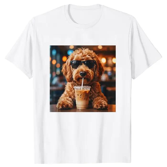 T-shirt drôle à manches courtes avec un chien Goldendoodle buvant un café glacé et portant des lunettes de soleil, vêtement streetwear pour hommes et femmes.