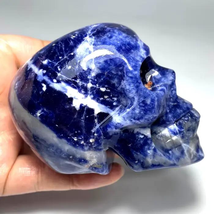 Une grande pierre de sodalite en forme de crâne