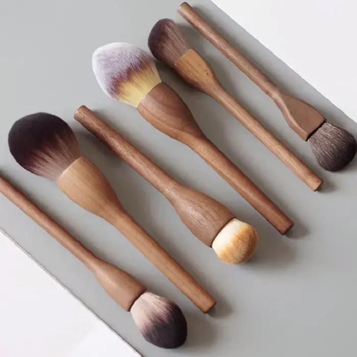 Pinceaux de maquillage vintage en bois noble avec brosse en fibre de laine pour fond de teint et poudre libre six pièces élégants pour maquillage occasions spéciales