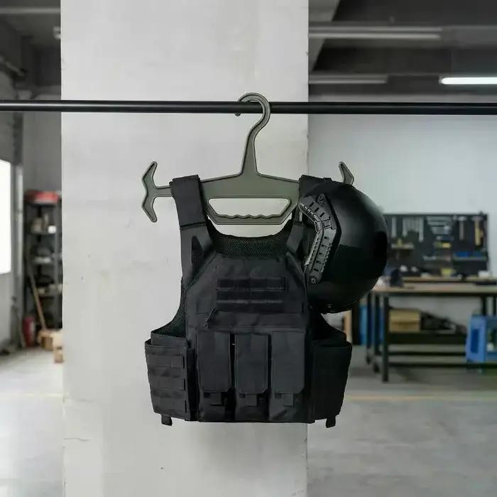Cintre de rangement tactique robuste avec poches et crochets pour chasseurs, plongeurs et paintballeurs, pour un rangement efficace et élégant