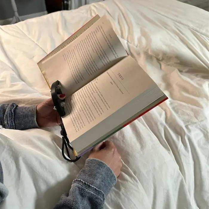 Marque-page de pouce avec support de page de livre LED pour une lecture confortable et élégante pour amoureux de livres et étudiants occasions spéciales