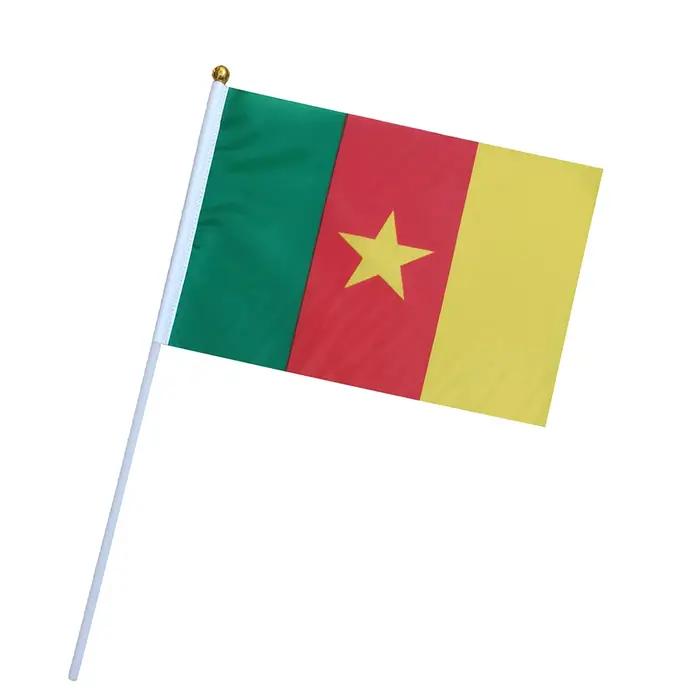 Drapeau à main du cameroun