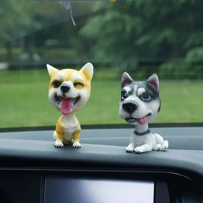 Chien qui hoche la tête