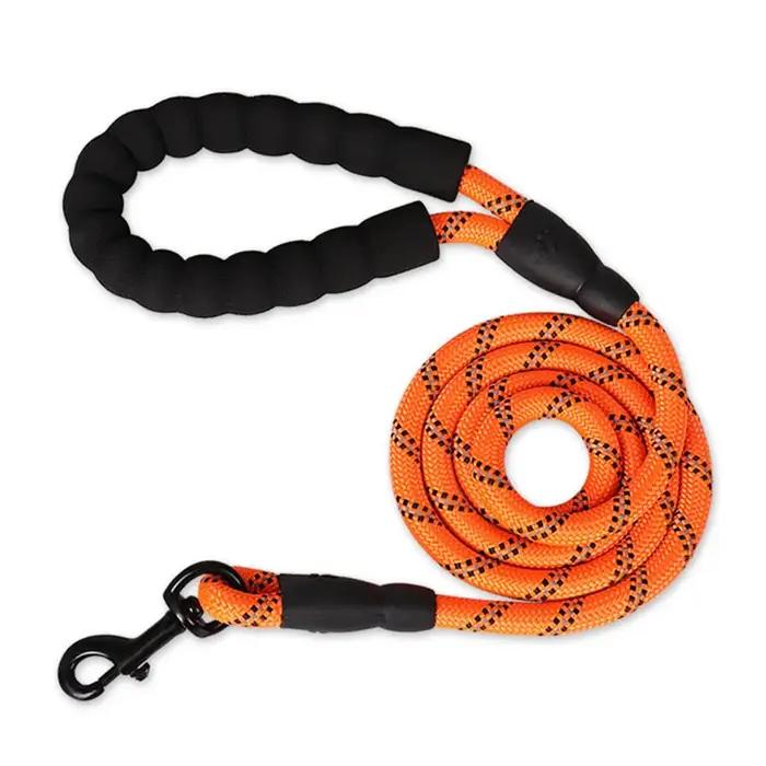 Laisse réfléchissante pour chien avec poignée rembourrée confortable double corde de traction robuste pour promenades nocturnes sécurité visibilité toutes saisons