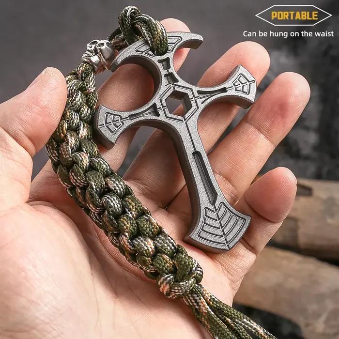 Pendentif croix de défense tactique en zinc pour hommes et femmes, polyvalent et discret, idéal pour les amoureux de plein air, cadeau unique pour les occasions spéciales