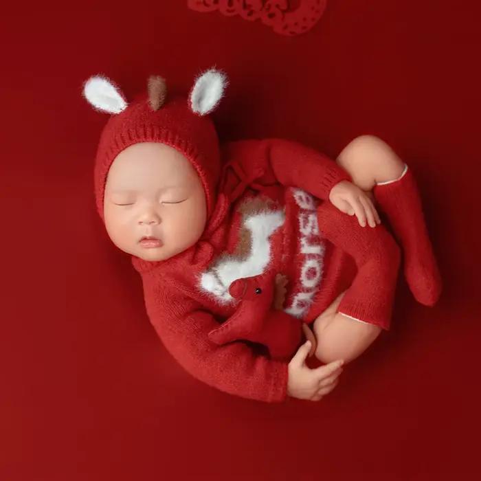 Tenues de photographie pour nouveau-nés Année du Cheval : Ensemble barboteuse bébé tricotée rouge av