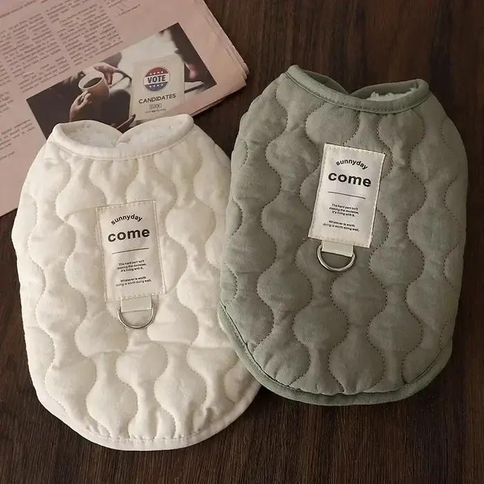 Gilet hivernal en coton pour chiens design élégant anneau D pour laisse adaptabilité taille couleur confortable et chaud pour promenades hiver neige occasions spéciales