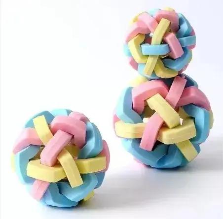 Jouet sonore en forme de macaron pour chiens et chats occasionnellement ludique et éducatif