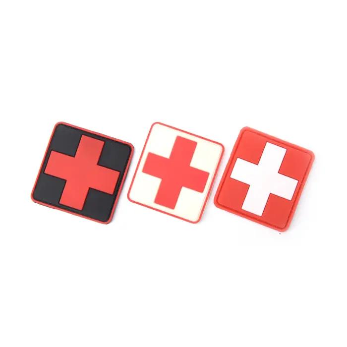 Badge en PVC avec emblème de la croix rouge